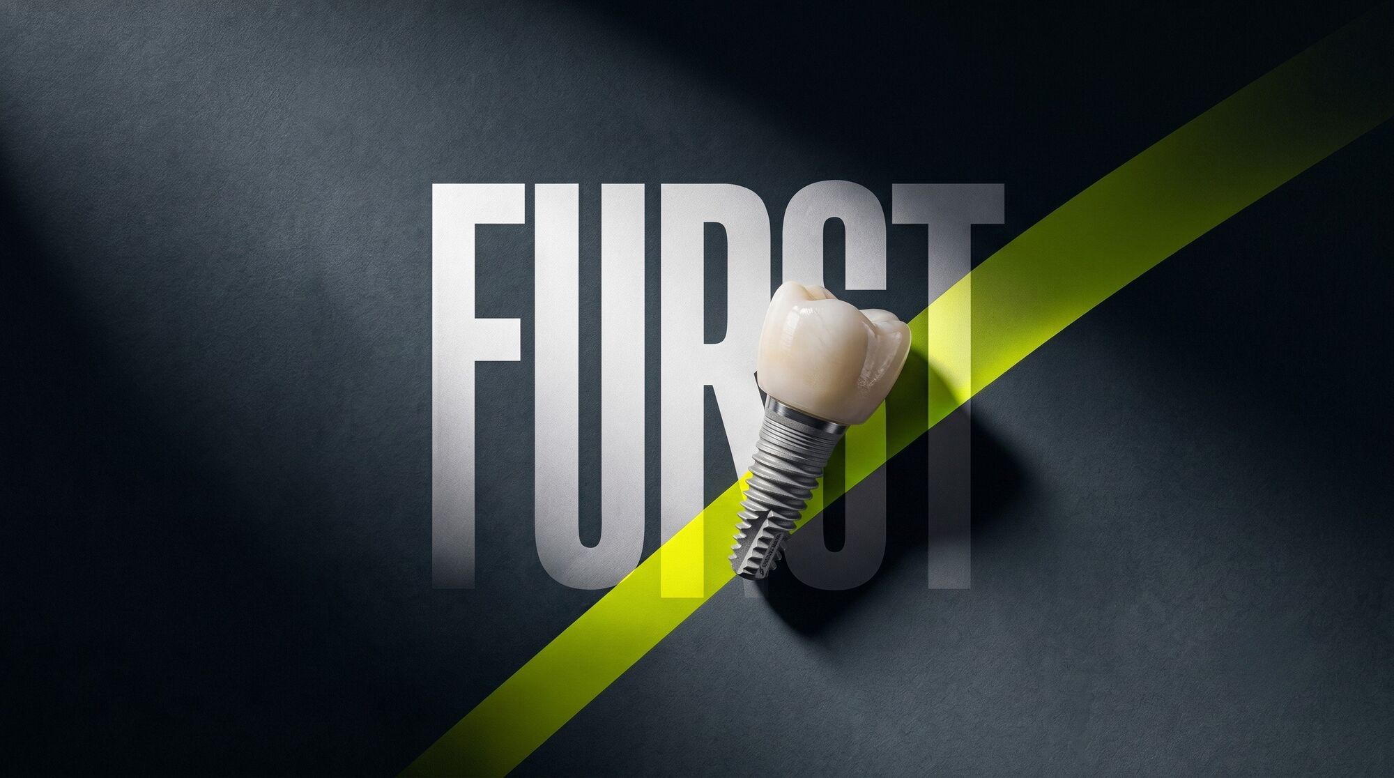 Laboratoire Furst : implant dentaire sur fond ardoise texturé et diagonale verte