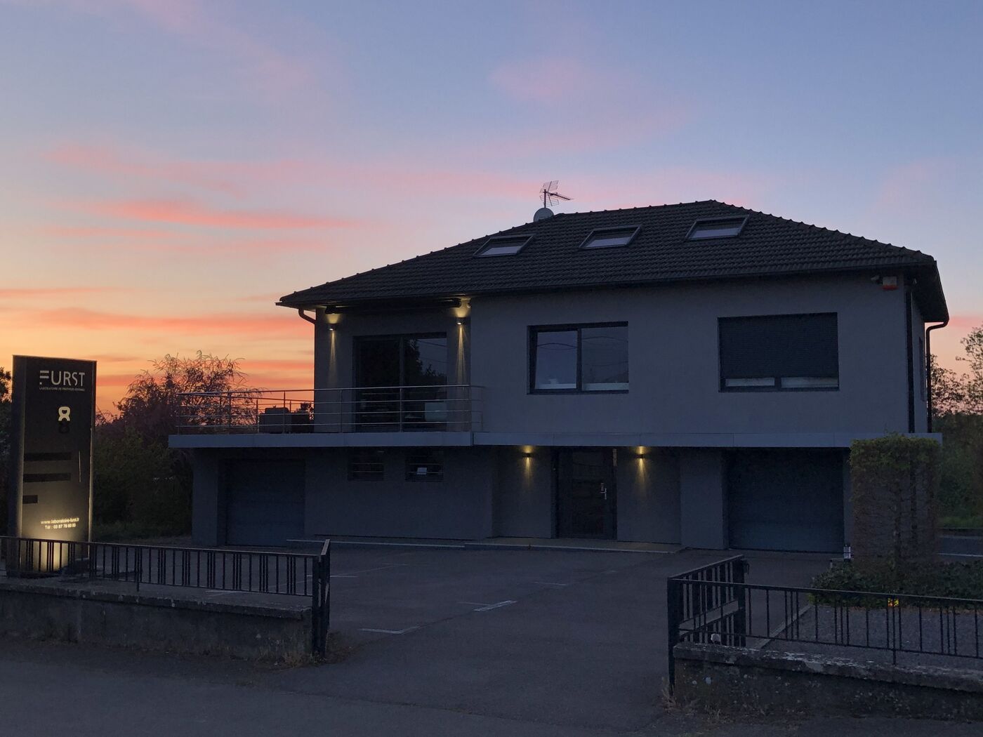 Le bâtiment du Laboratoire Furst à Noisseville, au crépuscule, avec son totem d'enseigne